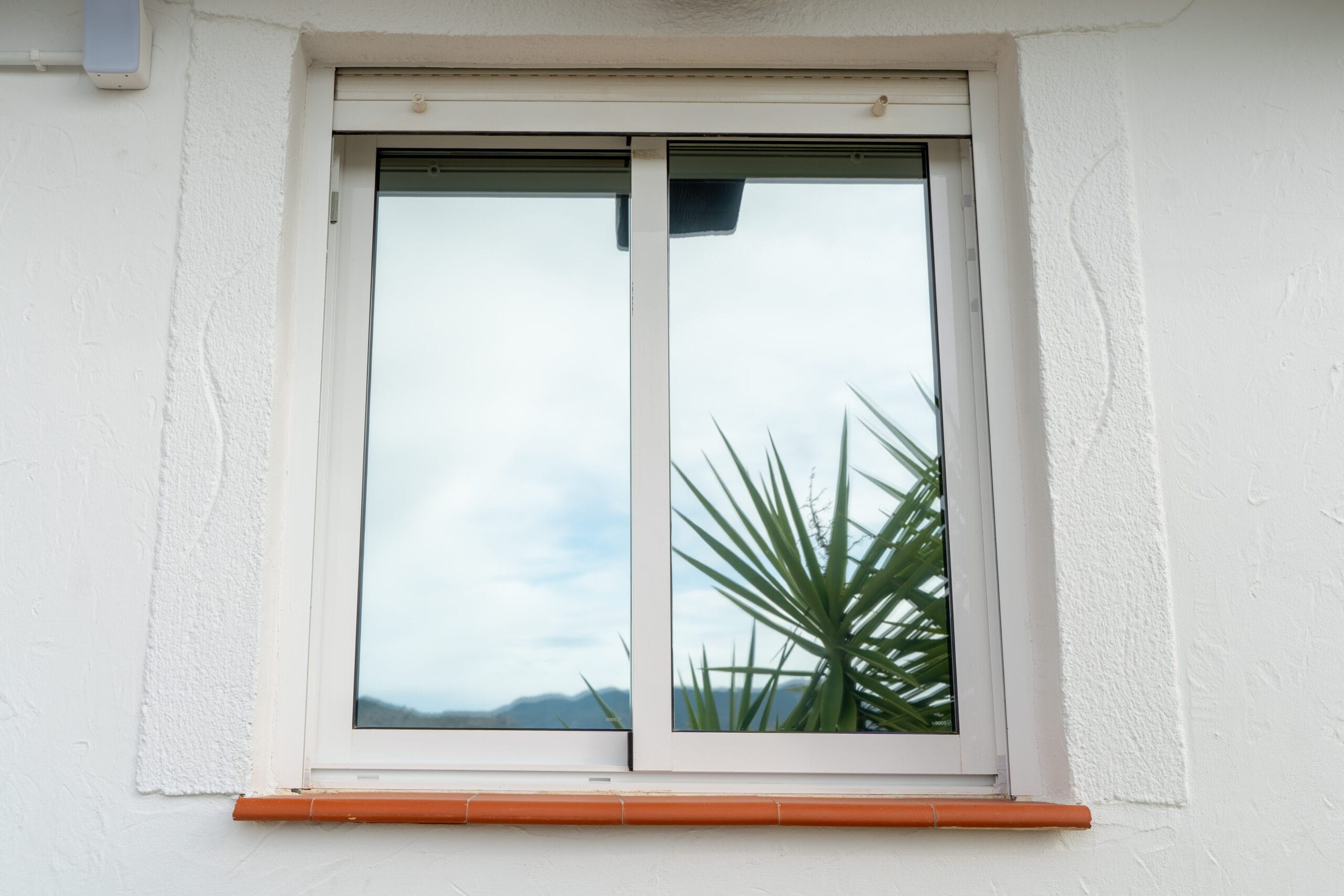 Specifications of Hanita Avery Dennison silver 35 interior installed solar window film in Alicante, Costa Blanca